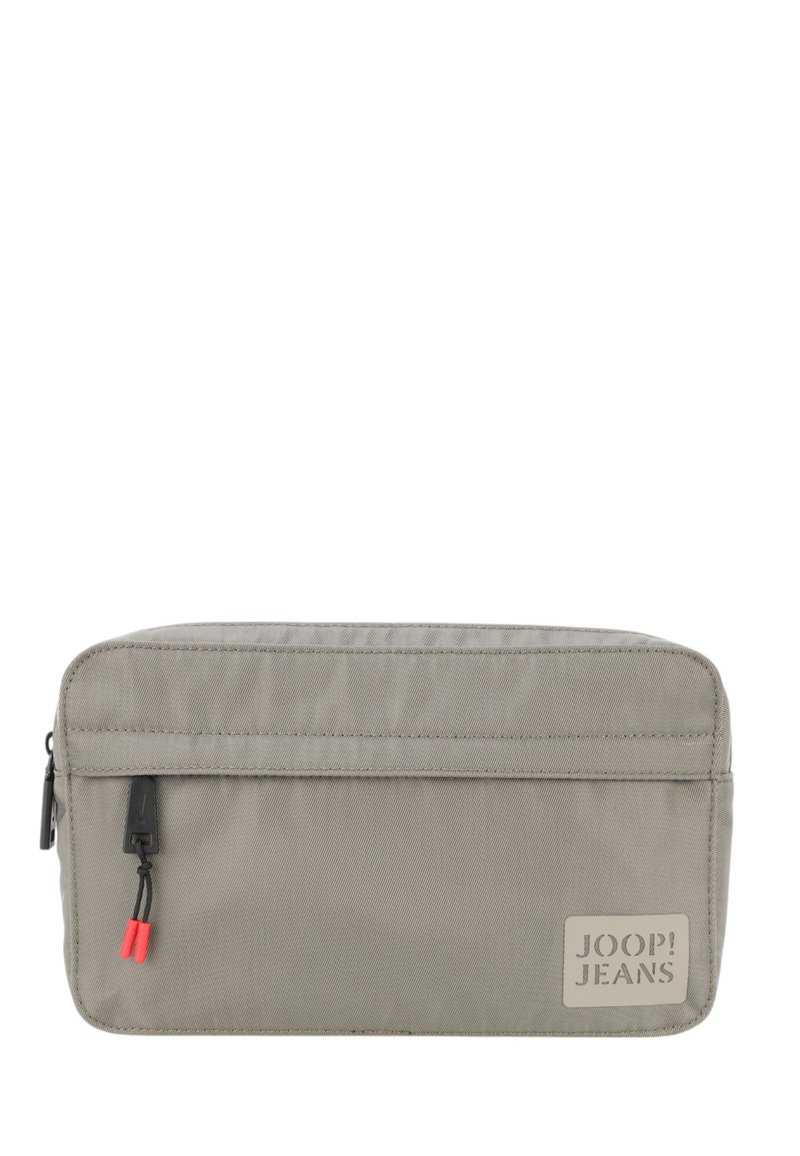 Borsa in nylon grigia con una superficie liscia, chiusura con zip, tasca frontale e patch con logo. Presenta dettagli rossi sulle linguette della zip.