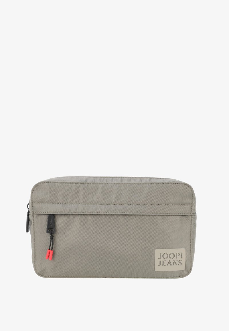 Borsa in nylon grigia con una superficie liscia, chiusura con zip, tasca frontale e patch con logo. Presenta dettagli rossi sulle linguette della zip.