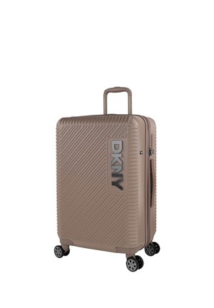 Maleta rígida DKNY, beige con rayas diagonales texturizadas, asa retráctil, detalle con el logo, cuatro ruedas negras para movilidad.