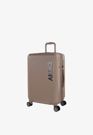 Maleta rígida DKNY, beige con rayas diagonales texturizadas, asa retráctil, detalle con el logo, cuatro ruedas negras para movilidad.