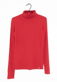 Punainen pitkähihaine turtleneck-paita, joka on valmistettu pehmeästä ja sileästä kankaasta. Ominaisuuksiin kuuluu istuva muotoilu ja taitettu kaulus, jossa on merkki helmassa.