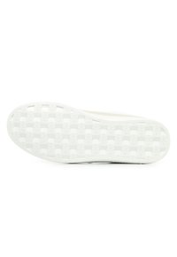 Sneaker bianco con una tomaia liscia, dotato di una suola in gomma testurizzata con un motivo a scacchiera e elementi di branding.
