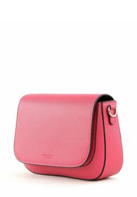 Sac bandoulière en cuir rose de forme rectangulaire, texture lisse, fermeture à rabat, avec un anneau argenté en accent sur le côté.