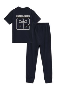 Haut bleu marine à manches courtes avec « ESTABLISHED 62 » imprimé dans le dos, associé à un pantalon bleu marine assorti avec taille élastique.