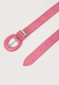 Ροζ σουέντ ζώνη με στρογγυλεμένη αγκράφα και ασημένιες μεταλλικές λεπτομέρειες. Διαθέτει ραφές κατά μήκος των άκρων και πολλαπλές οπές για ρύθμιση.