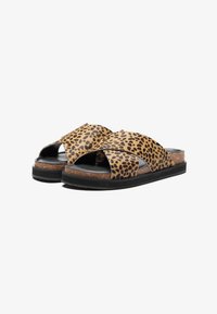 Sandalias de dedo con estampado de leopardo, con plantilla de corcho y suela de goma negra. Presentan tiras cruzadas para un diseño abierto y un tejido texturizado.