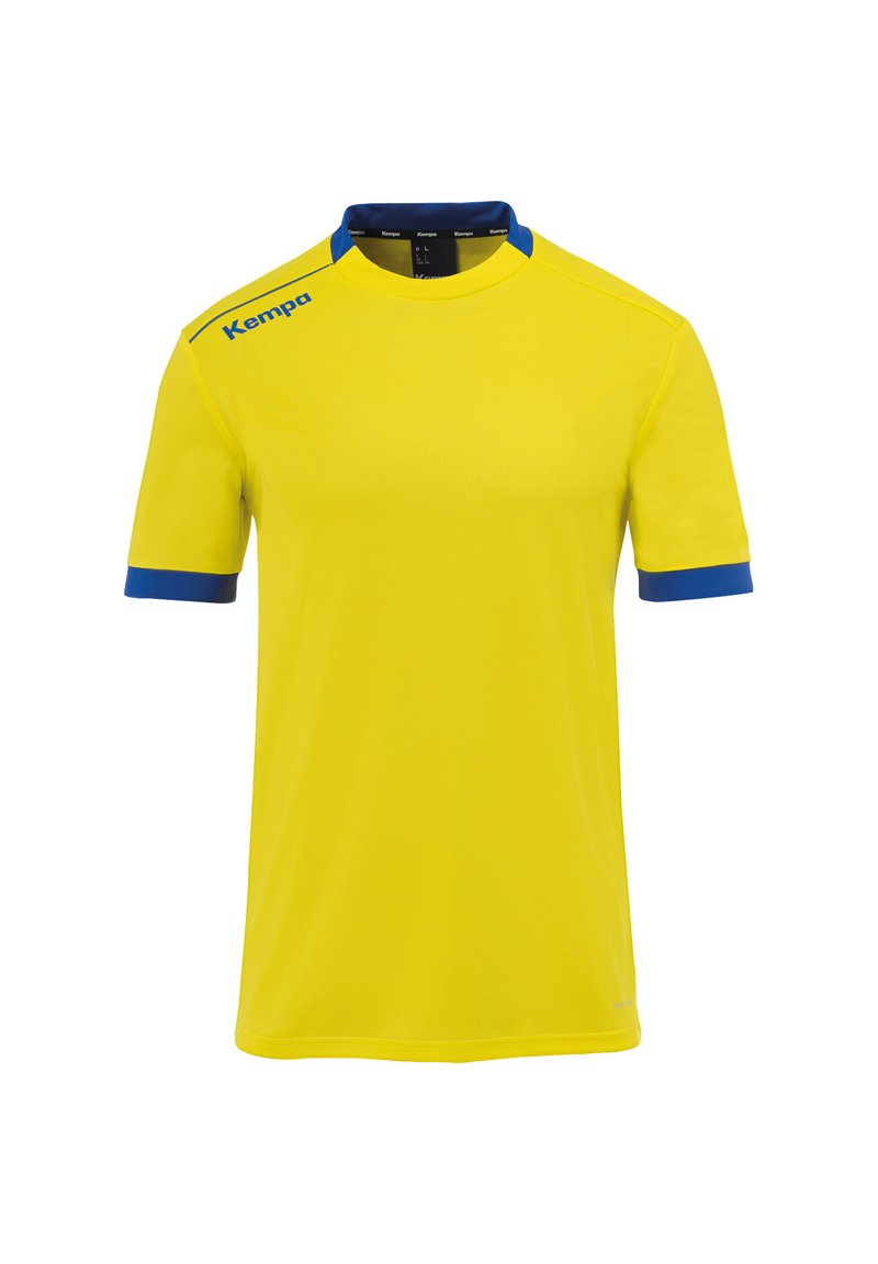 Gelbes Sportshirt mit kurzen Ärmeln, blauen Akzenten am Kragen und an den Ärmeln, glattes Material und unauffälliges Logo auf der linken Schulter.