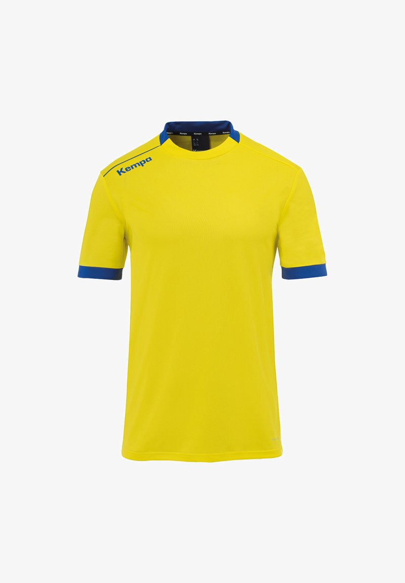 Gelbes Sportshirt mit kurzen Ärmeln, blauen Akzenten am Kragen und an den Ärmeln, glattes Material und unauffälliges Logo auf der linken Schulter.