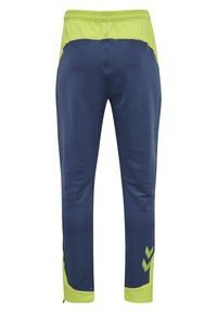 Marina blå idrottsbyxor med limegröna detaljer, smal passform, elastisk midja och paneldetaljer på sidorna och baksidan, med en logotyp nära fållen.