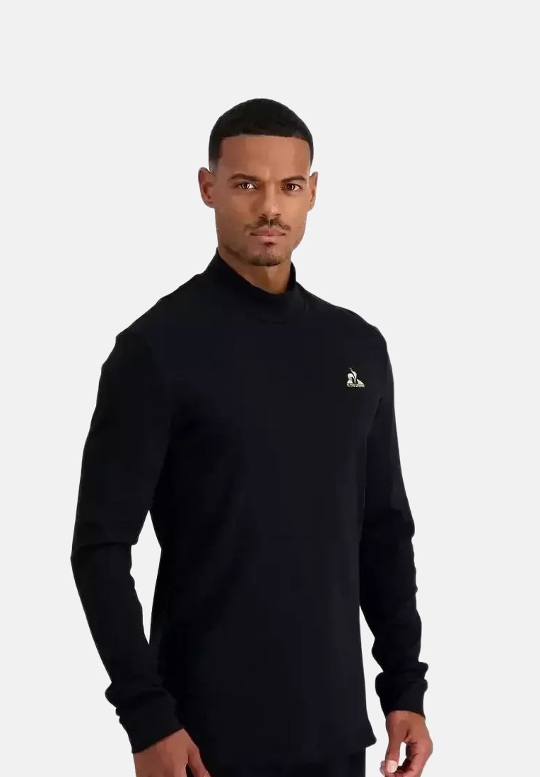 Zwarte longsleeve shirt met hoge kraag, gemaakt van gladde stof. Bevat een klein logo op de linkerborst. Slank ontwerp.