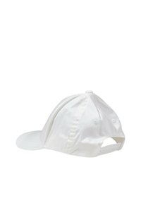 Gorra de béisbol blanca con un acabado liso, visera curvada, correa ajustable en la parte posterior y seis orificios de ventilación en los lados.