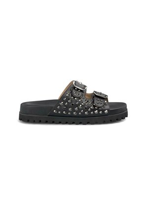 Sort slip-sandal med tyk sål, to justerbare spænderem, og sølvfarvede runde metalnitter på remmene.