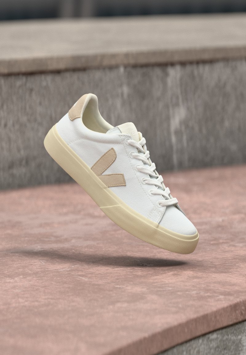 Veja CAMPO white/sable/white