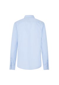 Camisa de manga larga azul claro con cuello abotonado, yugo trasero y dobladillo redondeado. Presenta puños abotonados y una textura de tela lisa y sencilla.