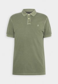 Olivově zelené polo tričko vyrobené z bavlny. Má límec, klopu na tři knoflíky a vyšívané logo na hrudi. Krátké rukávy.