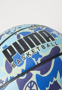Basketbal met een gestructureerd oppervlak en een blauw-groen bloemenpatroon, PUMA-logo prominent weergegeven in het zwart. Ronde vorm.