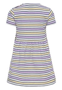 Gestreiftes Kleid mit kurzen Ärmeln, elastischem Bund und rundem Ausschnitt. Die Farben umfassen Lavendel, Gelb, Weiß und marineblaue Streifen. Weicher Stoff.