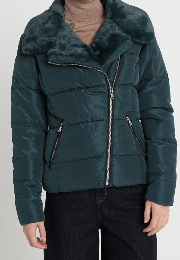 Turkos pufferjacka med ett krage av syntetisk päls, vertikalt quiltat mönster och dragkedjefickor, med svart hårdvara och en figursydd silhuett.
