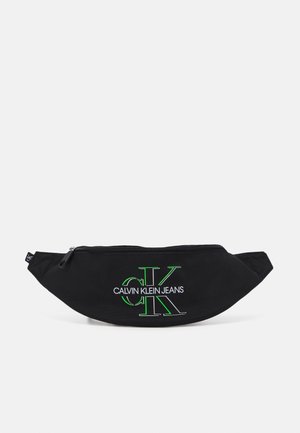 Czarna nerka z zamkiem błyskawicznym, z zielonym obramowaniem logo "CK" i białym napisem "Calvin Klein Jeans" na przednim środku.