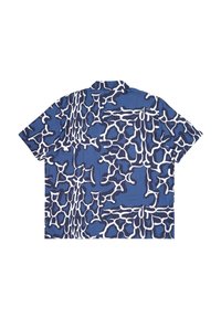 Camicetta azzurra a maniche corte con un motivo astratto bianco caratterizzato da forme curve e righe verticali, realizzata in tessuto leggero.
