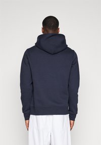 Felpa con cappuccio blu navy realizzata in tessuto misto cotone, con cappuccio ampio, polsini a costine e orlo dritto, dalla texture liscia.