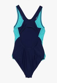 Maillot de bain une pièce bleu marine avec des panneaux latéraux turquoise, présentant un design dos-nu et un dos ouvert. Texture lisse et coutures minimales.
