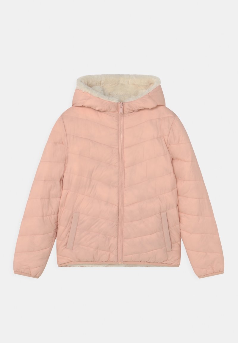 Veste matelassée rose clair avec une doublure en fausse fourrure crème douce au niveau de la capuche, fermeture éclair à l'avant et deux poches latérales. Détail de couture diagonale texturée.