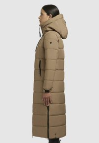 Lange bruine donzen jas met een capuchon, voorzien van horizontale quiltstructuur, een voorrits en twee zijzakken. Glad textuur en een strakke design.