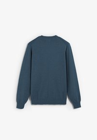 Blauwe crewneck trui gemaakt van gebreide stof. Heeft lange mouwen, geribbelde manchetten en zoom, met een gladde textuur. Achteraanzicht weergegeven.