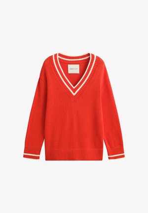 Maglione rosso a scollo a V con rifiniture a righe bianche su collo e polsini, maniche lunghe e orlo a coste, con etichetta GANT all'interno del collo.