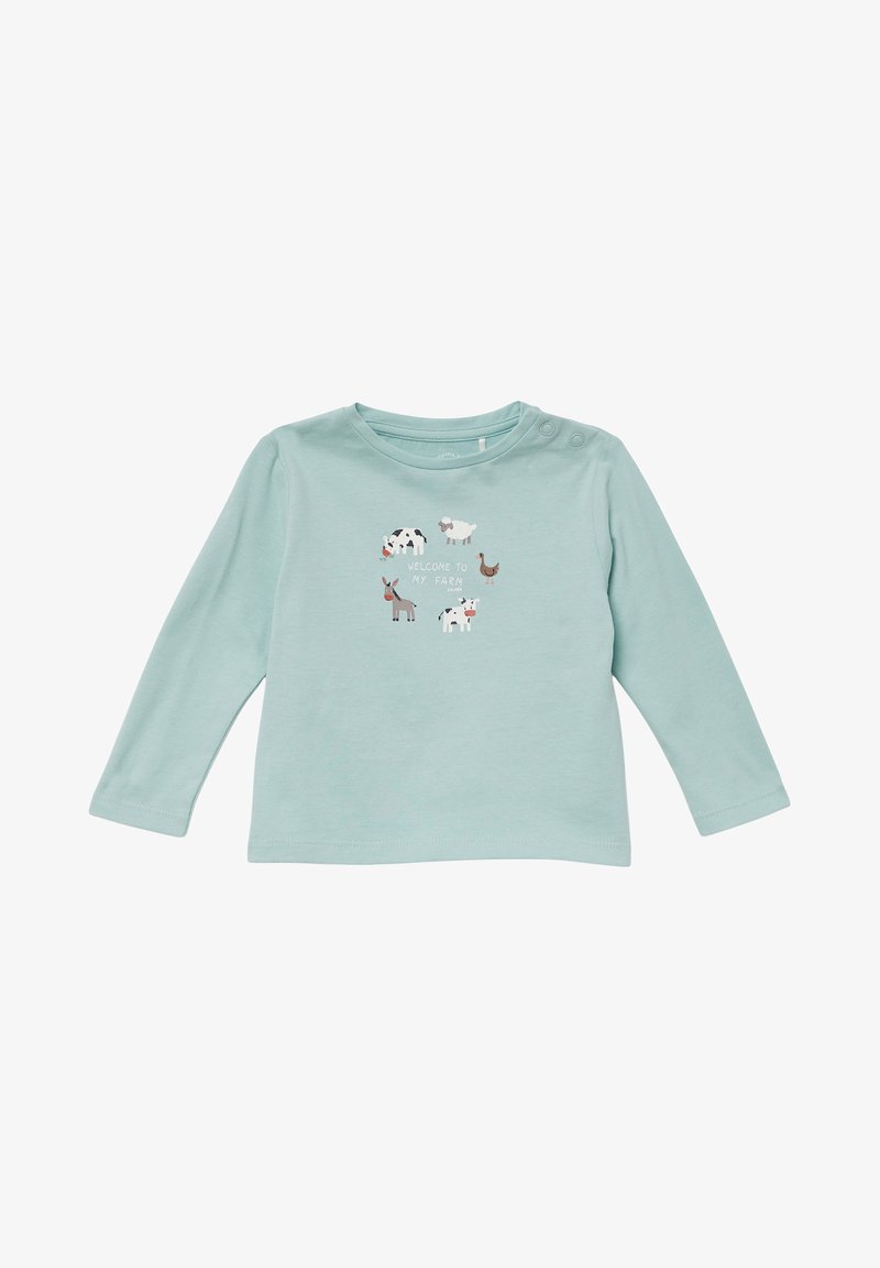 Helles blaues Langarmshirt aus weichem Baumwollstoff mit einem Grafikmotiv von Bauernhoftieren und dem Text "Willkommen auf meinem Bauernhof" in der Mitte.