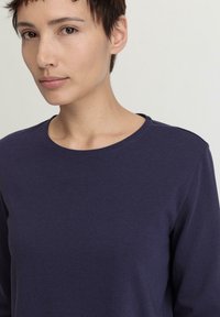 hessnatur Langarmshirt - pflaume