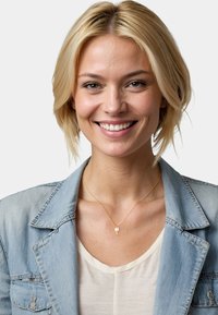 Gul vedhæng halskæde med minimalistisk design, der har en blad charme, båret over en lysefarvet skjorte og denimjakke.