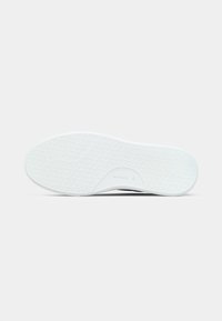 Schoenloopzool, witte rubber met een gestructureerd patroon, afgeronde randen en een reliëfdetail "Rudix 45". Gladde oppervlakte, flexibele opbouw.