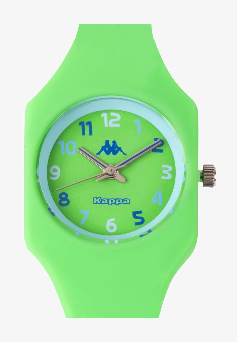 Grön silikonklocka med rund urtavla, blå siffror och silverfärgade visare. Kappa-logotypen visas på urtavlan. Metallkrone på sidan.