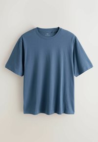 Blå kortærmet t-shirt med rund hals, medium størrelse, hængende mod en lys baggrund.