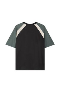 Īsām piedurknēm t-krekls ar melnu ķermeni, olīvzaļām un krēmkrāsas akcentu paneļiem uz pleciem, izgatavots no mīksta kokvilnas auduma.