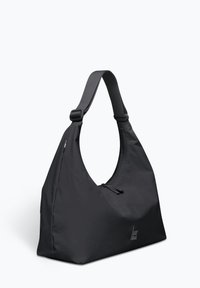 Borsa hobo nera in tessuto con ampia apertura e chiusura con zip. Presenta una tracolla sottile e un piccolo logo del brand. Texture liscia.