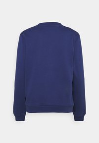 Felpa blu navy con colletto a girocollo, maniche lunghe e polsini e orlo a coste. Texture liscia, design minimalista, senza marchi o motivi visibili.
