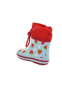 Botte de pluie imperméable bleue avec un revers rouge, ornée de fraises rouges et de fleurs blanches, avec un système de fermeture à cordon et une semelle texturée.