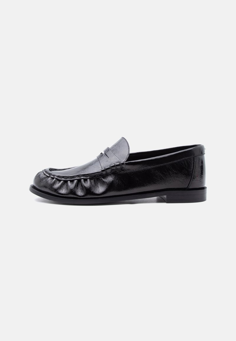Mocassin pour hommes en cuir noir avec bride à monnaie et surpiqûres détaillées le long de l'avant-pointu arrondi, semelle plate et talon bas.