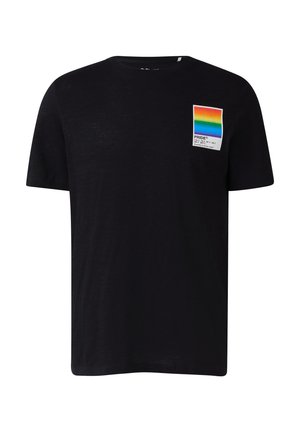 Zwart T-shirt met korte mouwen met een kleine regenboog Pride patch en tekst op de linkerborst.