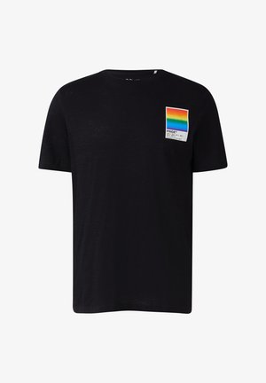 Schwarzes T-Shirt mit kurzen Ärmeln, das auf der linken Brust mit einem kleinen Regenbogen-Pride-Patch und Text versehen ist.