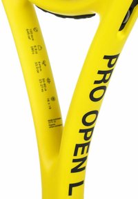 Gelbe Tennis-Rahmen beschriftet mit "PRO OPEN L", mit gedruckten Spezifikationen wie Gewicht und Abmessungen. Glatte Oberfläche, ergonomisches Design.