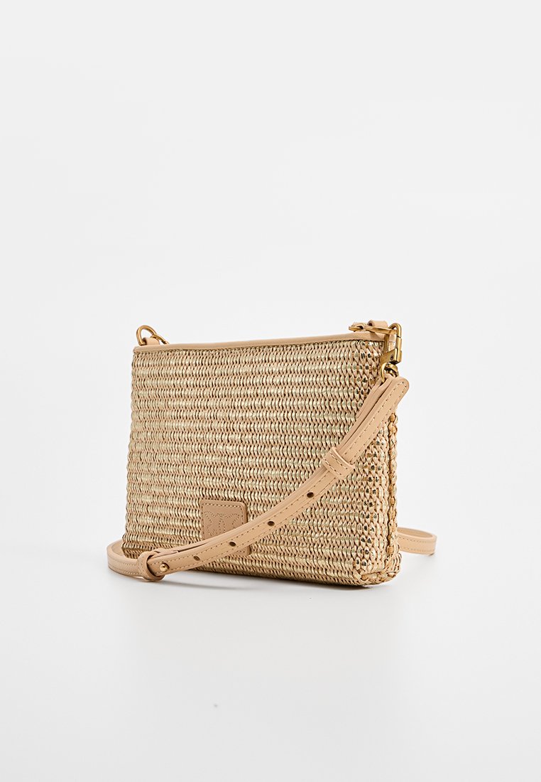 Woven Strauchtasche in Beige mit strukturiertem Finish, rechteckiger Form und abnehmbarem Ledertragegurt. Einfaches Logo-Patch.
