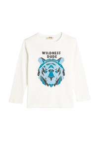 Langärmliges weißes T-Shirt mit einem geometrischen blauen und grauen Löwengrafik und dem Text "WILDNESS DUDE" über dem Design.