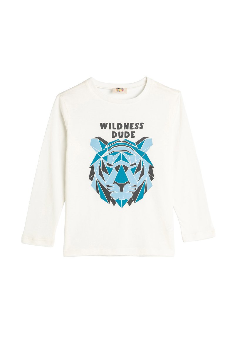 Langärmliges weißes T-Shirt mit einem geometrischen blauen und grauen Löwengrafik und dem Text "WILDNESS DUDE" über dem Design.
