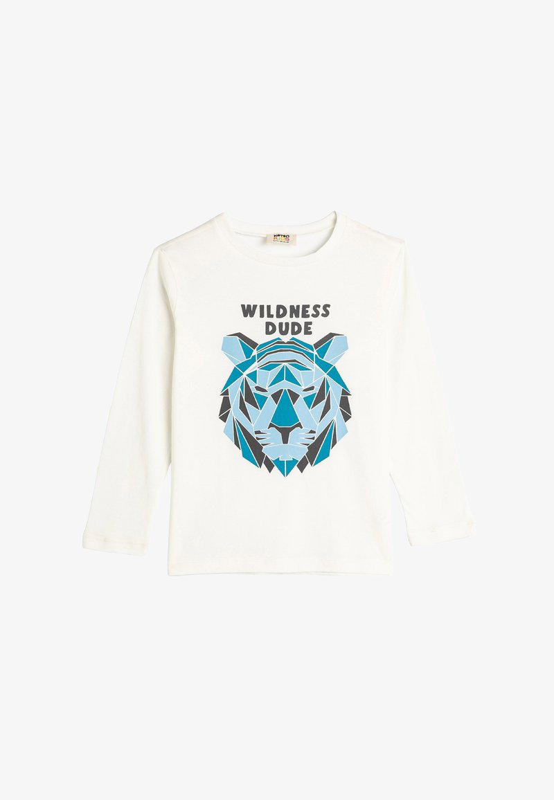 Langärmliges weißes T-Shirt mit einem geometrischen blauen und grauen Löwengrafik und dem Text "WILDNESS DUDE" über dem Design.
