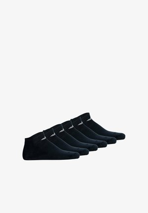 Calcetines tobilleros negros en un juego de seis, hechos de tela suave, con puño acanalado y un pequeño detalle de logo cerca de la apertura.