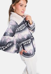 Giacca in pile con colletto, caratterizzata da un motivo geometrico nei colori navy, bianco e rosa chiaro. Chiusura con zip e tasche laterali.